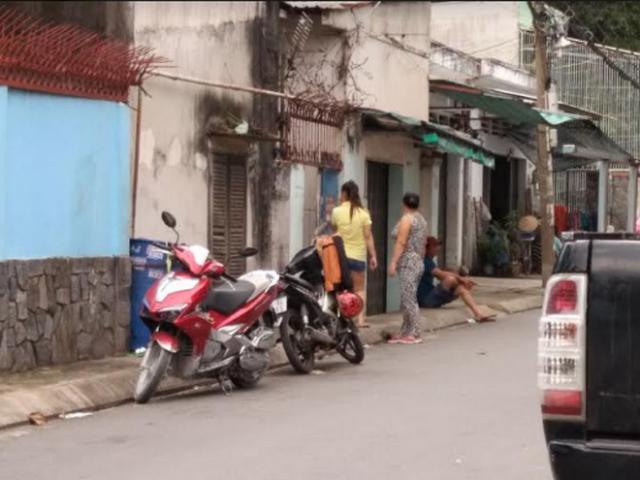 Vợ bị chồng lột đồ ngoài đường và tra khảo