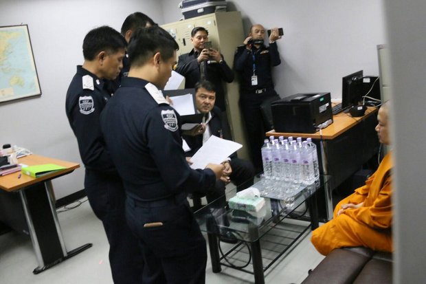 Nhà sư ăn chơi nhất Thái Lan cười tươi khi về nước - 2