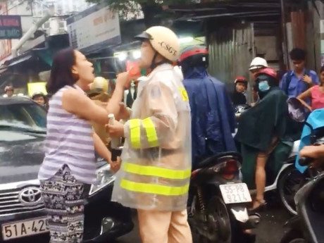 Cục CSGT chỉ ra nguyên nhân cảnh sát bị xúc phạm, hành hung Cục CSGT chỉ ra nguyên nhân cảnh sát bị xúc phạm, hành hung