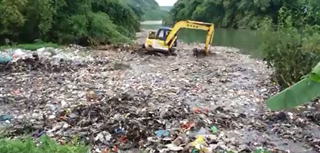 Clip máy xúc xả hàng chục tấn rác xuống suối ở Hà Giang - 1