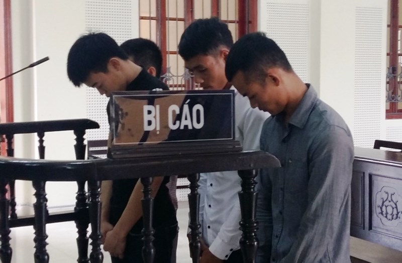 Thách nhau lên cầu vượt rồi phi kiếm như phim Thách nhau lên cầu vượt rồi phi kiếm như phim