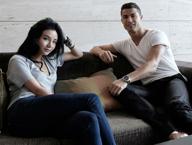 Ronaldo vào viện thăm gái lạ, "gây sốt" Trung Quốc Ronaldo vào viện thăm gái lạ, "gây sốt" Trung Quốc