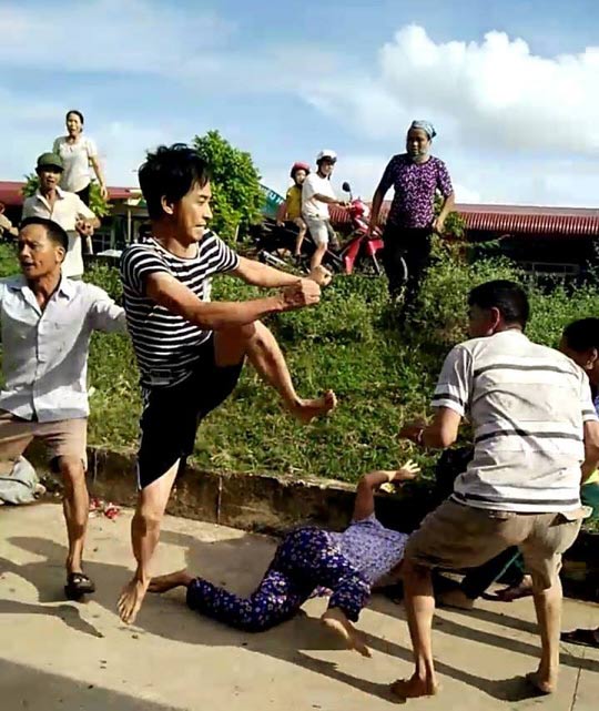 Cả nhà hàng xóm xông ra chém, đánh tàn nhẫn vợ chồng lớn tuổi Cả nhà hàng xóm xông ra chém, đánh tàn nhẫn vợ chồng lớn tuổi