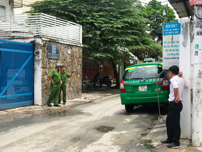 Tài xế ô tô rút “hàng nóng” dọa bắn người lái taxi Tài xế ô tô rút “hàng nóng” dọa bắn người lái taxi