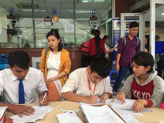 Thí sinh hồi hộp với trường tốp trên - 1