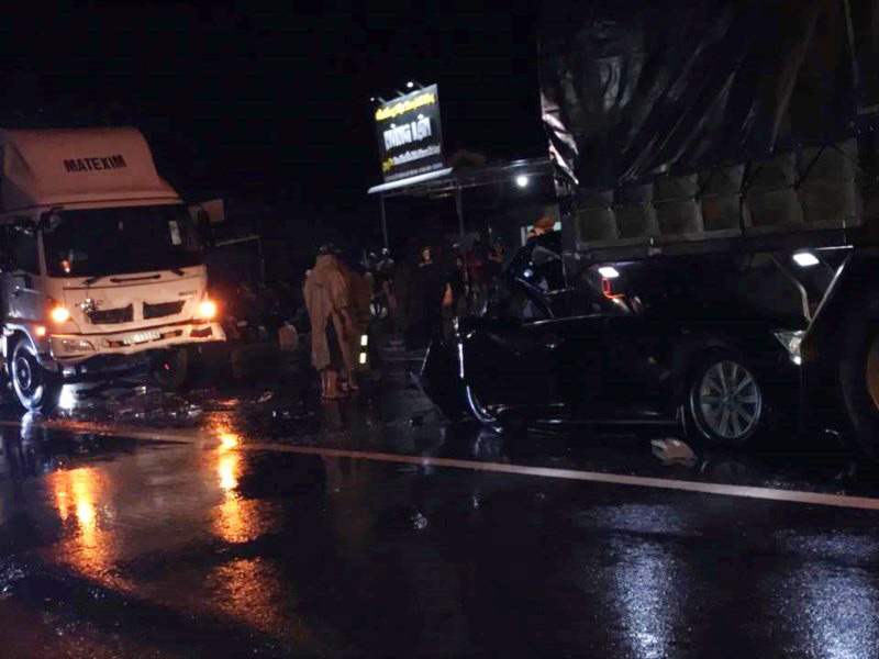 Nóng 24h qua: Hai công an tử vong trong chiếc Camry bị "vò nát" Nóng 24h qua: Hai công an tử vong trong chiếc Camry bị "vò nát"
