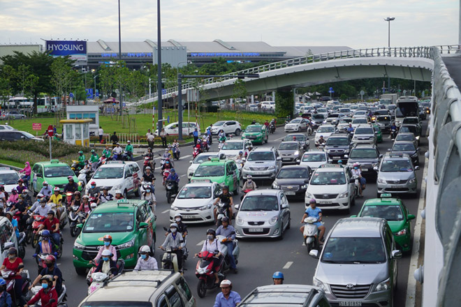 Thanh chắn "trên trời" khiến cửa ngõ Tân Sơn Nhất kẹt cứng