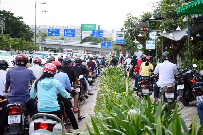 Đường Bạch Đằng hướng ra đường Trường Sơn giao thông cũng ùn ứ