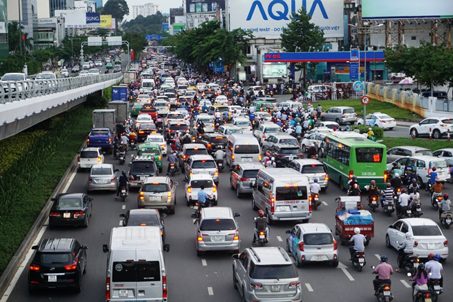Trên đường Trường Sơn hướng từ ga quốc nội ra, các phương tiện xếp hàng dài cả km, di chuyển rất khó khăn.