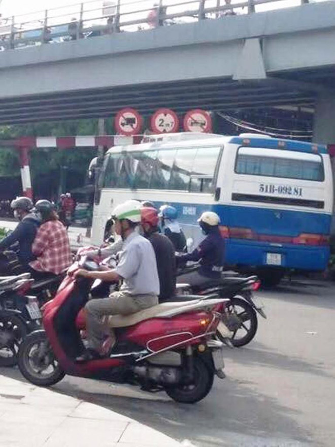 Nguyên nhân của ùn xe là do xe khách bị vướng thanh chắn giới hạn chiều cao ở khu vực cầu vượt thép Lăng Cha Cả (cách sân bay hơn 1km)