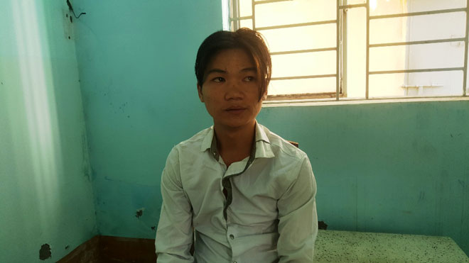 Nam thanh niên bị cứa cổ, cướp xe “Su Xì Po” khi ngồi hóng mát Nam thanh niên bị cứa cổ, cướp xe “Su Xì Po” khi ngồi hóng mát