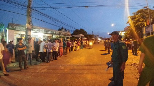 Sập mái hiên nhà, 3 người tử vong Sập mái hiên nhà, 3 người tử vong