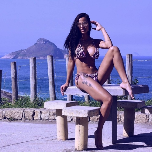 Nữ hoàng sắc đẹp của giới fan bóng đá Brazil vẫn nhiệt tình... hở và cởi - 13