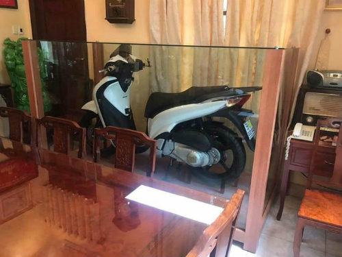 "Choáng" với Honda SH biển 6 con 9 cất trong tủ kính tại VN "Choáng" với Honda SH biển 6 con 9 cất trong tủ kính tại VN