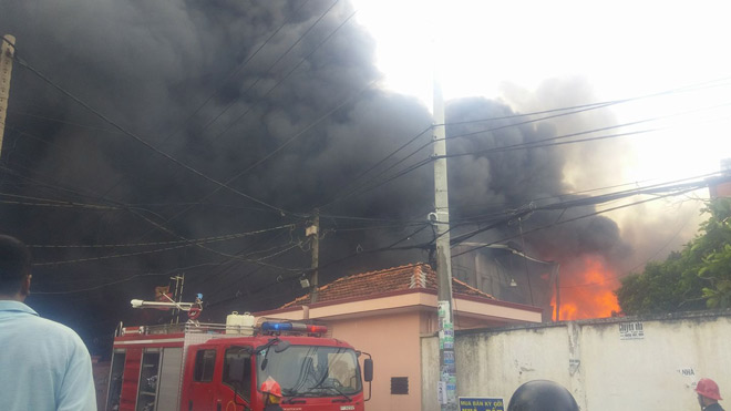 Xưởng cao su ở SG cháy dữ dội, nhiều người lao ra từ biển lửa - 4