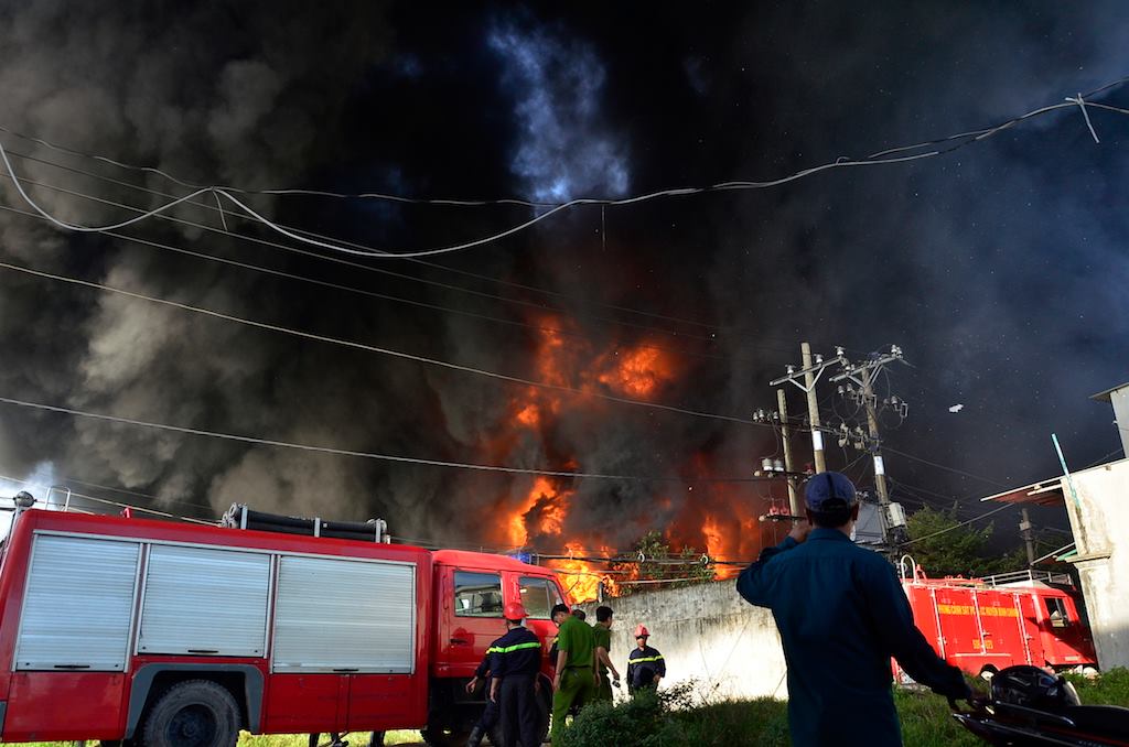 Xưởng cao su ở SG cháy dữ dội, nhiều người lao ra từ biển lửa - 6