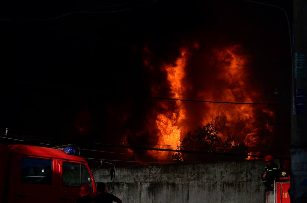 Xưởng cao su ở SG cháy dữ dội, nhiều người lao ra từ biển lửa - 7