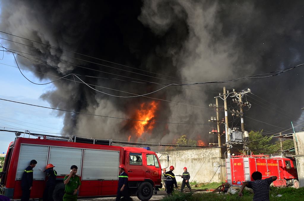 Xưởng cao su ở SG cháy dữ dội, nhiều người lao ra từ biển lửa - 5