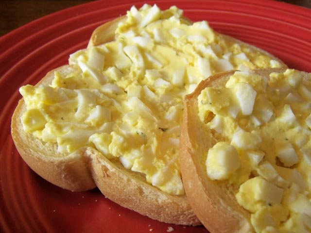 Bữa sáng nhanh-gọn-lẹ với bánh mì bơ trứng ngon tuyệt
