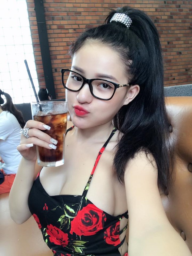 Ngân 98 từng chia sẻ: "Vì cơ thể tôi phát triển sớm và mặc hơi sexy nên tôi được mọi người để ý, cứ hễ phát ngôn điều gì là cũng bị soi rất nhiều".