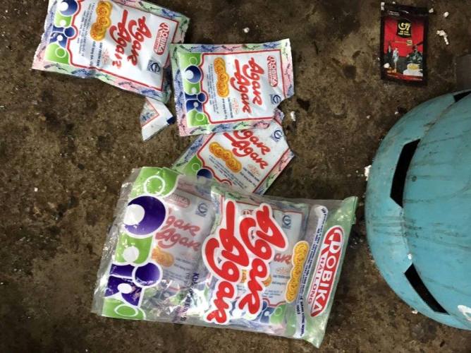 H&agrave; Nội: Bắt quả tang bơm tạp chất v&agrave;o t&ocirc;m tại chợ đầu mối - 3