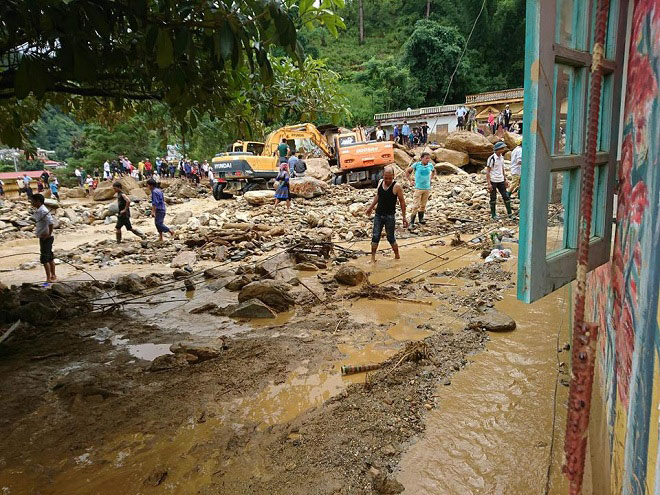 Kinh hoàng: Lũ quét trong đêm, 8 người mất tích, nhiều nhà bị cuốn trôi - 4