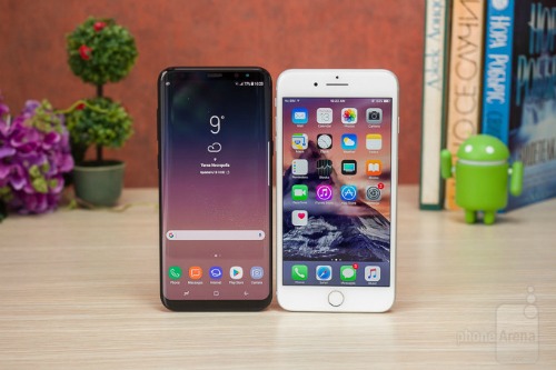 Galaxy S8 và iPhone 7 Plus. Galaxy S8 và iPhone 7 Plus.