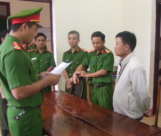 Bắt tạm giam nguyên trưởng phòng trong nhà có 3 khẩu súng Bắt tạm giam nguyên trưởng phòng trong nhà có 3 khẩu súng