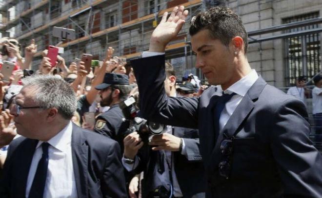 Ronaldo "u sầu" vì nghi án trốn thuế, mặc bạn gái diện bikini bốc lửa Ronaldo "u sầu" vì nghi án trốn thuế, mặc bạn gái diện bikini bốc lửa