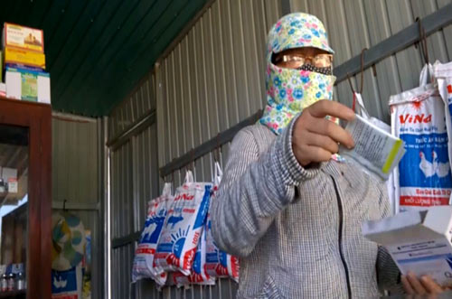 Thuốc độc b&aacute;n chung với... b&aacute;nh kẹo - 1