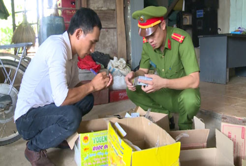 Thuốc độc b&aacute;n chung với... b&aacute;nh kẹo - 2