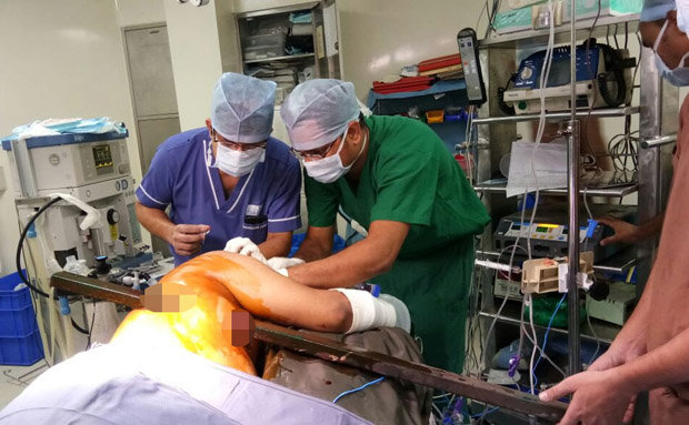 Người đàn ông Ấn Độ trải qua ca phẫu thuật dài 2 giờ 30 phút thành công.