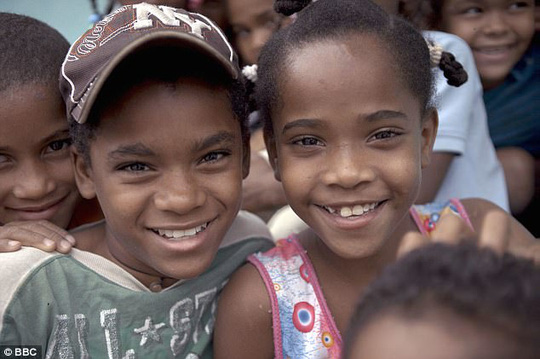 Catherine và Carla, hai đứa trẻ được gọi là "Guevedoces" ở CH Dominica