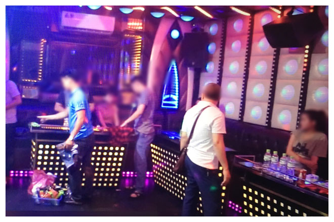 Hàng chục "dân chơi" bay lắc điên cuồng trong quán karaoke ở Hà Nội Hàng chục "dân chơi" bay lắc điên cuồng trong quán karaoke ở Hà Nội