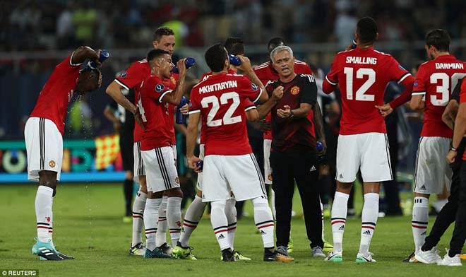 Real &#34;chấp&#34; Ronaldo vẫn tô đậm kỷ lục, MU-Mourinho thêm quả đắng - 2