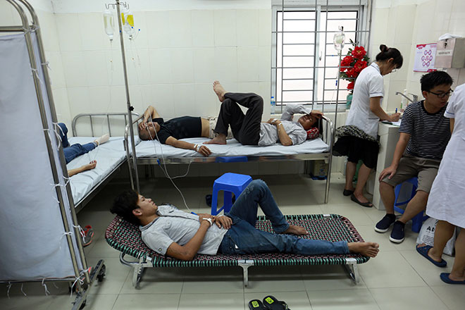 Bệnh nhân nằm la liệt ở hành lang vì sốt xuất huyết hoành hành - 3