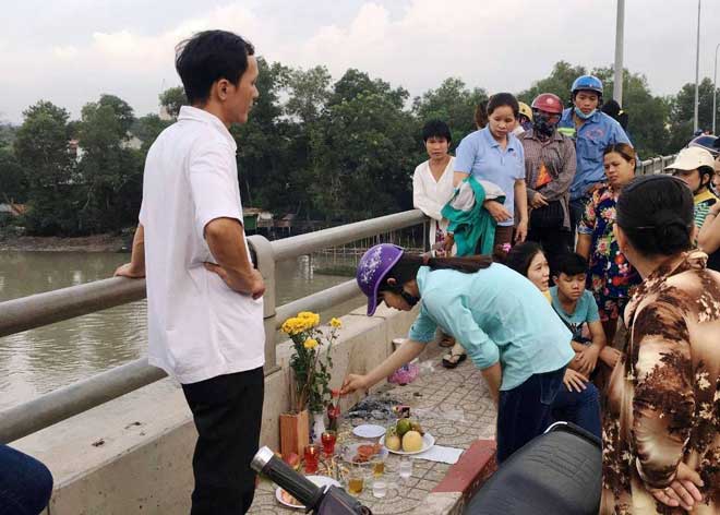 Bỏ lại bạn gái trên cầu, thanh niên gieo mình xuống sông Sài Gòn Bỏ lại bạn gái trên cầu, thanh niên gieo mình xuống sông Sài Gòn