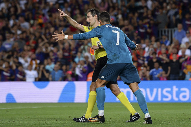 Ronaldo treo giò 5 trận: Trọng tài Burgos - Kẻ thù chính hiệu của Real - 2