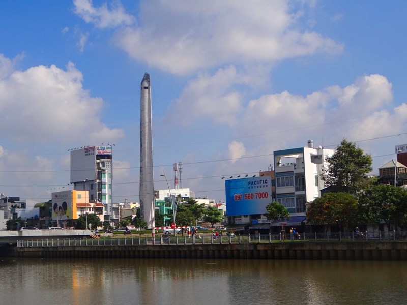 Giải mã hai tháp cao vút ở hai đầu Sài Gòn - 1