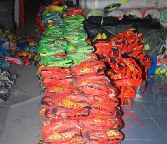 Tịch thu hơn 5.000 sản phẩm giả nh&atilde;n hiệu Adidas, Nike, Levi's - 1