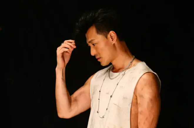 Chết ngất vì rãnh bụng của "Tần Thủy Hoàng đẹp trai nhất màn ảnh" - 8