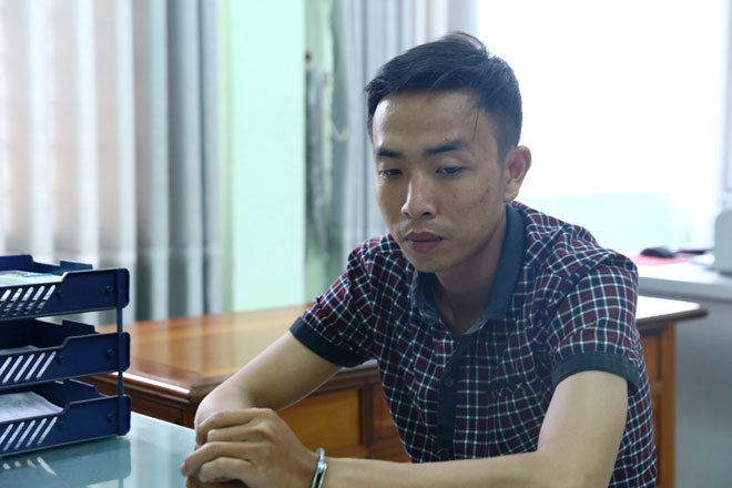 Thiếu nữ phổng phao bị “yêu râu xanh” khống chế giữa bãi đất trống Thiếu nữ phổng phao bị “yêu râu xanh” khống chế giữa bãi đất trống