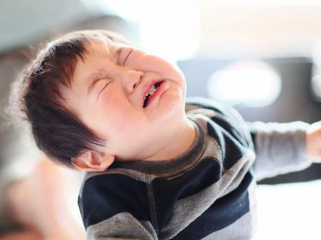 Vì sao nhiều trẻ hay ăn vạ, tự đánh đập bản thân?