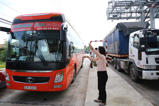 Hệ lụy BOT Cai Lậy: Xe chở công nhân đòi tăng cước Hệ lụy BOT Cai Lậy: Xe chở công nhân đòi tăng cước