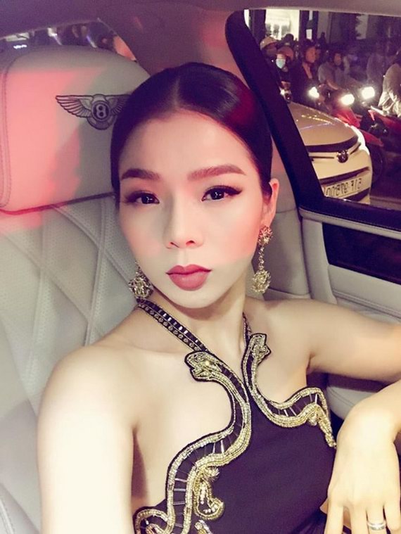 Lệ Quyên ngầm khoe siêu xe mới giá không dưới chục tỷ đồng Lệ Quyên ngầm khoe siêu xe mới giá không dưới chục tỷ đồng