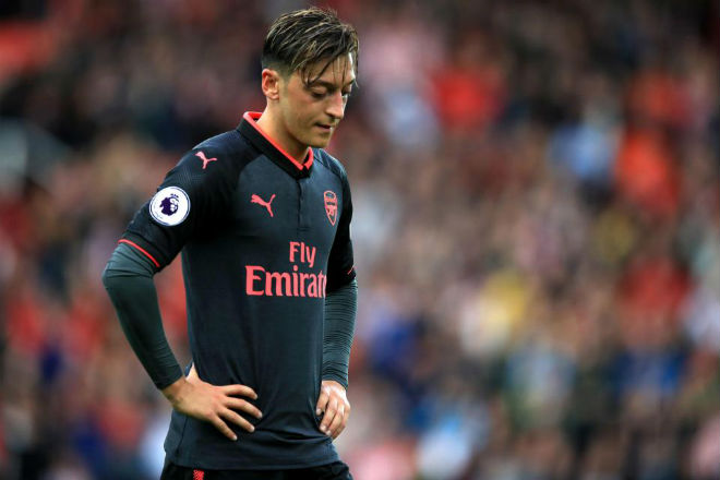 Arsenal thua thảm: Ozil bất lực, rủ Sanchez chạy trốn Wenger Arsenal thua thảm: Ozil bất lực, rủ Sanchez chạy trốn Wenger