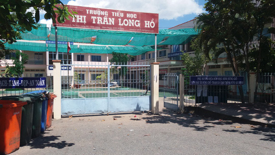 Phụ huynh đâm con nợ gây náo loạn trước cổng trường Phụ huynh đâm con nợ gây náo loạn trước cổng trường