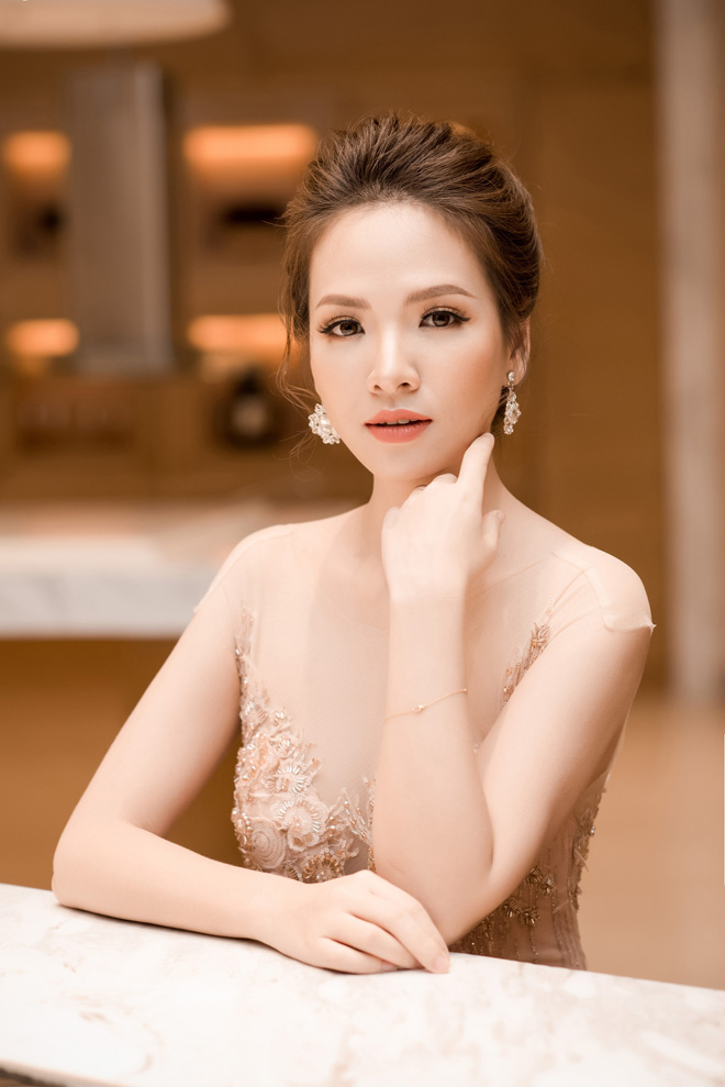 "Vợ thiếu gia Phan Hải" mê váy nude dễ gây nhìn nhầm "Vợ thiếu gia Phan Hải" mê váy nude dễ gây nhìn nhầm