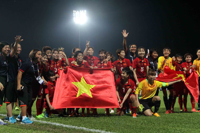 Đội tuyển nữ Việt Nam vỡ òa ăn mừng lập kỉ lục HCV SEA Games - 6