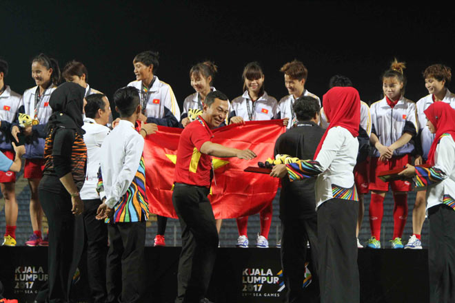 Đội tuyển nữ Việt Nam vỡ òa ăn mừng lập kỉ lục HCV SEA Games - 7